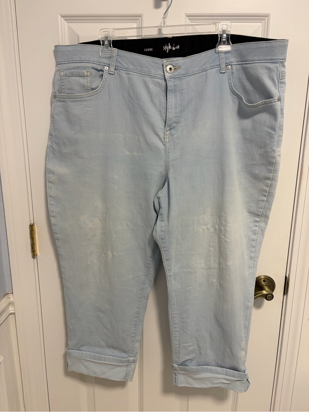 Style&Co women’s plus 20W denim capris. Light blue. 5 pockets. Cuffed. COMFY!